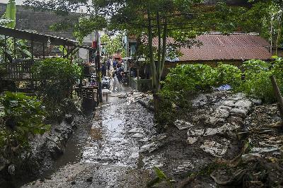 Petugas Penanggulangan Kebakaran dan Penyelamatan (Gulkarmat) membersihkan endapan lumpur sisa banjir di Cipinang Melayu, Jakarta, 2 November 2021. ANTARA/Galih Pradipta