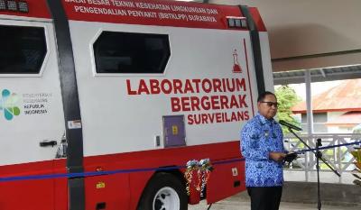 Wakil Gubernur Nusa Tenggara Timur, Josef A Nae Soi meresmikan operasional mobil PCR untuk pemeriksaan sample swab pasien COVID-19, 17 Februari 2021. ANTARA/Benny Jahang