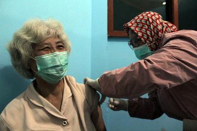 Petugas kesehatan menyuntikkan vaksin COVID-19 tahap kedua untuk warga lanjut usia (lansia) di UPT Puskesmas Ciampea, Kabupaten Bogor, 9 Maret 2021. ANTARA/Arif Firmansyah