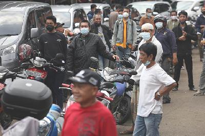 Warga mengantre untuk melakukan uji emisi kendaraan di Kantor DLHK DKI Jakarta, 4 November 2021. TEMPO/Muhammad Hidayat
