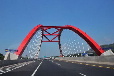 Jembatan Kali Kuto di Jalur Trans Jawa tol Batang - Semarang, Jawa Tengah, 2019. TEMPO / Hilman Fathurrahman W