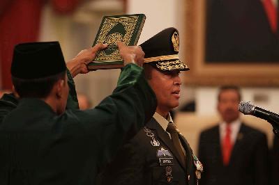 Jenderal Andika Perkasa saat dilantik menjadi Kepala Staf TNI Angkatan Darat di Istana Negara, Jakarta, 2018.  TEMPO/Amston Probel