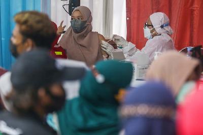 Petugas menyuntikan dosis vaksin Covid-19 kepada warga di TPST Bantargebang, Kota Bekasi, Jawa Barat, 29 Oktober 2021. Tempo/Hilman Fathurrahman W