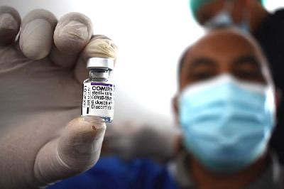 Petugas kesehatan menunjukan vial vaksin Covid-19 Pfizer yang sudah dicairkan saat vaksinasi massal dosis pertama di Floating Market, Lembang, 27 September 2021.  TEMPO/Prima Mulia