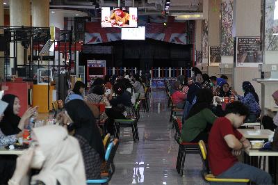 Pengunjung melakukan pemesanan makan di tempat di  Food Court Solo Grand Mall (SGM), Solo, Jawa Tengah, 17 September 2021. TEMPO/Bram Selo
