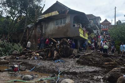 Personel TNI dan warga mengevakuasi material yang tersapu banjir bandang di Bulukerto, Kota Batu, Jawa Timur, 5 November 2021. TEMPO/Aris Novia Hidayat