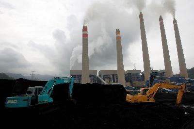 Ekskavator menumpuk batu bara di Pusat Listrik Tenaga Uap (PLTU) Suralaya, Cilegon, Banten. Reuters/Dadang Tri