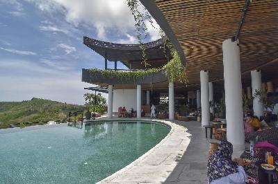 Pengunjung berada di restoran Siwa Cliffs Kuta Mandalika, Desa Prabu, Kecamatan Pujut, Praya, Lombok Tengah, NTB, 5 November 2021. ANTARA/Ahmad Subaidi