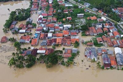 Foto udara permukiman warga yang terendam banjir di Desa Karangligar, Karawang, Jawa Barat, 5 November 2021.  ANTARA/M Ibnu Chazar