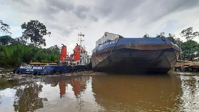 Kapal tongkang pengangkut kayu di Pelabuhan Prabu Alaska, Kaimana, Papua Barat, April 2021. TEMPO/Erwan Hermawan