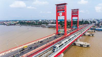 Rangkaian Light Rail Transit (LRT) melintas di atas Sungai Musi, Palembang, Sumatera Selatan, 30 Maret 2021. ANTARA/Nova Wahyudi