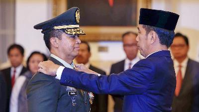 Presiden Joko Widodo menyematkan pangkat jenderal kepada Jenderal Andika Perkasa, saat dilantik menjadi KSAD di Istana Negara, Jakarta, November 2018. TEMPO/Amston Probel