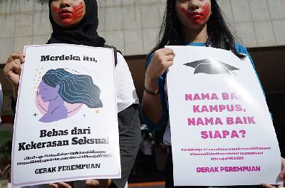 Sejumlah massa yang tergabung dalam Gerakan Perempuan Anti Kekerasan (Gerak Perempuan) melakukan aksi diam di kantor Kementerian Pendidikan dan Kebudayaan, Jakarta, 10 Februari 2020. TEMPO/Muhammad Hidayat