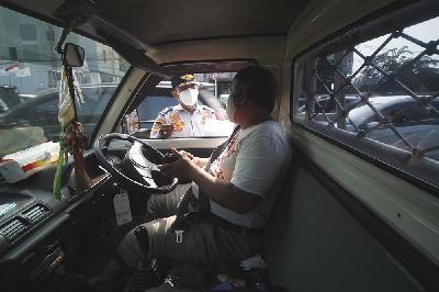 Petugas Dinas Perhubungan (Dishub) DKI Jakarta memeriksa kelengkapan surat kendaraan di Jakarta, 25 Oktober 2021. Magang Tempo/Daniel Christian D.E