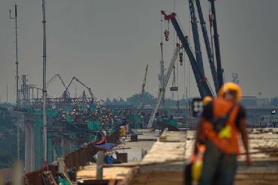 Pembangunan Stasiun Kereta Cepat Indonesia China yang terintegrasi dengan LRT dikawasan Halim, Jakarta, 4 November 2021. Tempo/Tony Hartawan