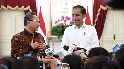 Presiden Joko Widodo dan Zulkifli Hasan di ruang Jepara, Istana Merdeka, Jakarta, 14 Oktober 2019. BPMI Setpres/Rusman