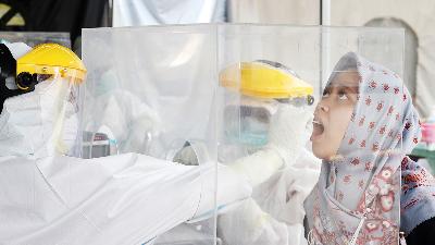 A resident having a PCR swab test at the Muwardi Hospital in Solo, Central Java, November 1.
Tempo/Bram Selo
