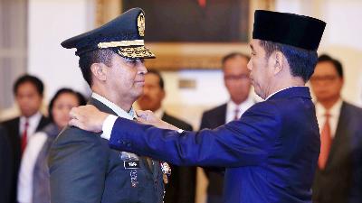 President Joko Widodo inaugurating Gen. Andika Perkasa as Army Chief of Staff at the State Palace, Jakarta, November 2018.
Tempo/Amston Probel
