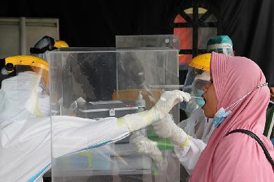 Test swab PCR (Polymerase Chain Reaction) di pelataran RS. Muwardi, Solo, Jawa Tengah, 1 November 2021. Tempor/Bram Selo