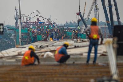 Pekerja menyelesaikan pembangunan Stasiun Kereta Cepat Indonesia China yang terintegrasi dengan LRT dikawasan Halim, Jakarta, 4 November 2021. Tempo/Tony Hartawan