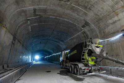 Pengerjaan kereta cepat Indonesia China di tunel 1 inlet sepanjang 1467 meter di kawasan Halim, Jakarta, 4 NOvember 2021. Tempo/Tony Hartawan