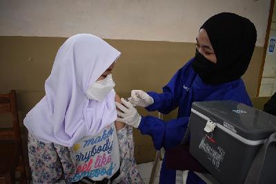 Petugas menyuntikan vaksin Covid-19 di ruang kelas SMPN 7 Bandung, Jawa Barat, 21 September 2021. TEMPO/Prima Mulia