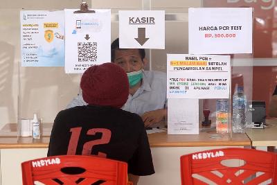 Calon pengguna jasa transportasi udara mendaftar untuk melakukan tes PCR (Polymerase Chain Reaction) di Bandara Internasional Sam Ratulangi, Manado, Sulawesi Utara, 3 November 2021. ANTARA/Adwit B Pramono