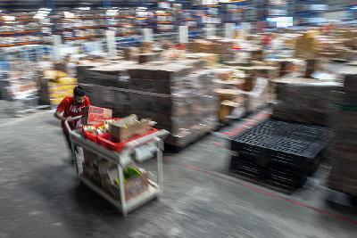 Pekerja menyortir barang pesanan konsumen secara daring di gudang, di kawasan Marunda, Bekasi, Jawa Barat. Tempo/Tony Hartawan