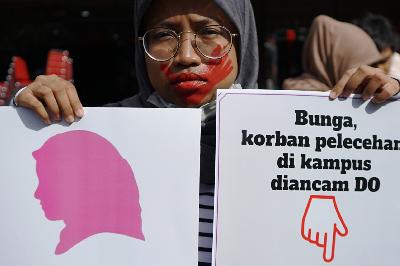 Aksi menolak kekerasan seksual yang terjadi di sejumlah kampus di kantor Kementerian Pendidikan dan Kebudayaan, Jakarta, 10 Februari 2020. TEMPO/Muhammad Hidayat
