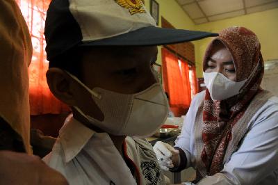 Petugas menyuntikkan vaksin COVID-19 kepada salah satu pelajar di Sumatera Selatan, 12 Oktober 2021.  ANTARA/Feny Selly