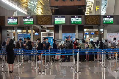 Calon penumpang melakukan check in di konter Citilink di Terminal 3 Bandara Internasional Sukarno Hatta, Tengerang, Banten, 25 Oktober 2021. Tempo/Tony Hartawan