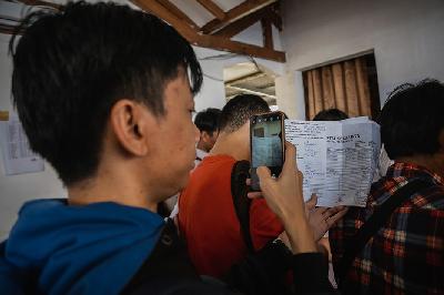 Seorang warga menyiapkan data pribadi untuk mengurus surat pemindahan Tempat Pemungutan Suara (TPS) di Depok, Jawa Barat. TEMPO/M Taufan Rengganis