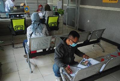 Pelaku usaha kecil menyiapkan berkas antara lain data pribadi saat pendaftaran Bantuan Langsung Tunai di Bandung, Jawa Barat, 2020. TEMPO/Prima Mulia