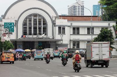 Sejumlah kendaraan melintas di Jalan Lada, di kawasan Kota Tua, Jakarta, 11 November 2021. Magang Tempo/Daniel Christian D.E