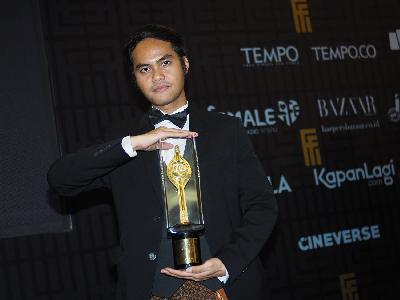 Wregas Bhanuteja meraih Piala Citra sebagai sutradara terbaik untuk film Penyalin Cahaya dalam Festival Film Indonesia (FFI) 2021 di Jakarta Convention Center, Senayan, Jakarta, 10 November 2021. TEMPO/Nurdiansah