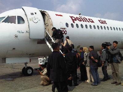 Penumpang menaiki pesawat Pelita Air di Jakarta, 27 Juni 2009. Dok. TEMPO/Panca Syurkani