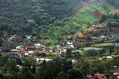 Suasana pemukiman warga dan bangunan vila di kawasan Puncak, Bogor, Jawa Barat. ANTARA/Yulius Satria Wijaya
