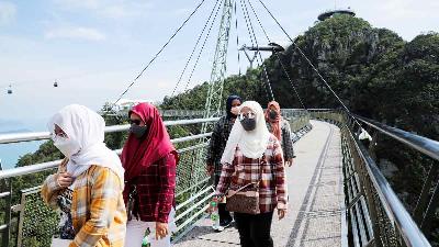 Sejumlah turis mengunjungi jembatan gantung di Langkawi, Malaysia, 16 September 2021. REUTERS/Lim Huey Teng/File Photo
