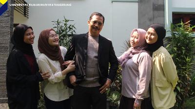 Rektor Universitas Muhammadiyah Tanggerang Ahmad Amarullah, berfoto bersama keluarga. Dari kiri ke kanan: Khusnul Hatimah (anak pertama), Ilmiyati Salsabila (anak ketiga), Siti Nuraeni (Istri) Amarullah, Zulfa Hasanah (anak kedua).