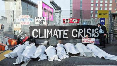 Aksi menuntut pemimpin dunia untuk menghindari kerusakan iklim di depan lokasi perhelatan UN Climate Change Conference (COP26) di Glasgow,  Skotalandia, Inggris, 11 November 2021. REUTERS/Russell Cheyne