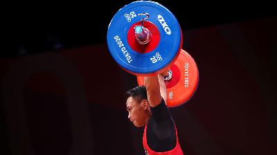 Eko Yuli Irawan saat bertanding di ajang Olimpiade Tokyo 2020, 25 Juli 2021. REUTERS/Edgard Garrido