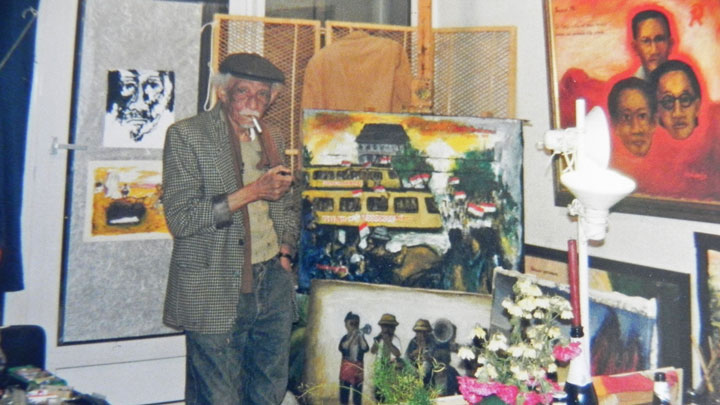 Basuki Resobowo bersama karya-karyanya di apartemennya di jalan Riouw, Amsterdam, pada 1990-an. Mutia Samoen