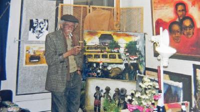Basuki Resobowo bersama karya-karyanya di apartemennya di jalan Riouw, Amsterdam, pada 1990-an. Mutia Samoen