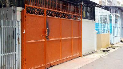 Kondisi rumah Veronica Koman (pagar orange)  pasca terjadi terror di Jalan Jelambar Baru, Grogol Petamburan, Jakarta Barat,  13 November 2021. TEMPO/ Dwi Nur A .Y