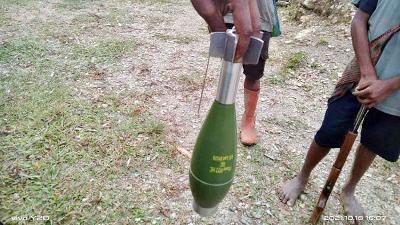 Warga menemukan bom mortir yang ditembakan dan tidak meledak, di Distrik Kiwirok, Pegunungan Bintang, Papua. Istimewa