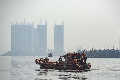 Kapal Dinas Lingkungan Hidup (LH) DKI Jakarta melintas di perairan Muara Angke, Jakarta, 8 Oktober 2021. ANTARA/Aprillio Akbar