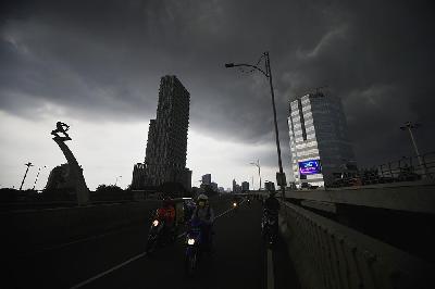 Cuaca berawan di jalan protokol Patung Pancoran, Jakarta, 6 April 2020. TEMPO/Imam Sukamto