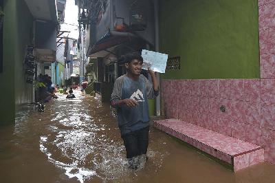 Warga beraktivitas ketika banjir melanda di Kampung Melayu, Jakarta, 8 November 2021. TEMPO/Muhammad Hidayat