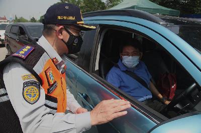 Pemeriksaan Uji Emisi Kendaraan di Jalan Perintis Kemerdekaan, Pulogadung, Jakarta, 26 Oktober 2021. Magang Tempo/ Dwi Nur A. Y