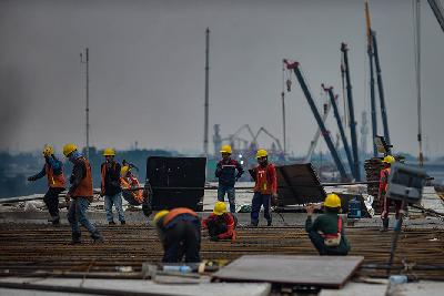 Aktivitas pekerja konstruksi di Jakarta, 4 November 2021. Tempo/Tony Hartawan